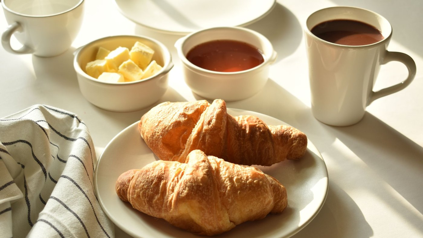 Petit-déjeuner servi dans une chambre d'hôtes