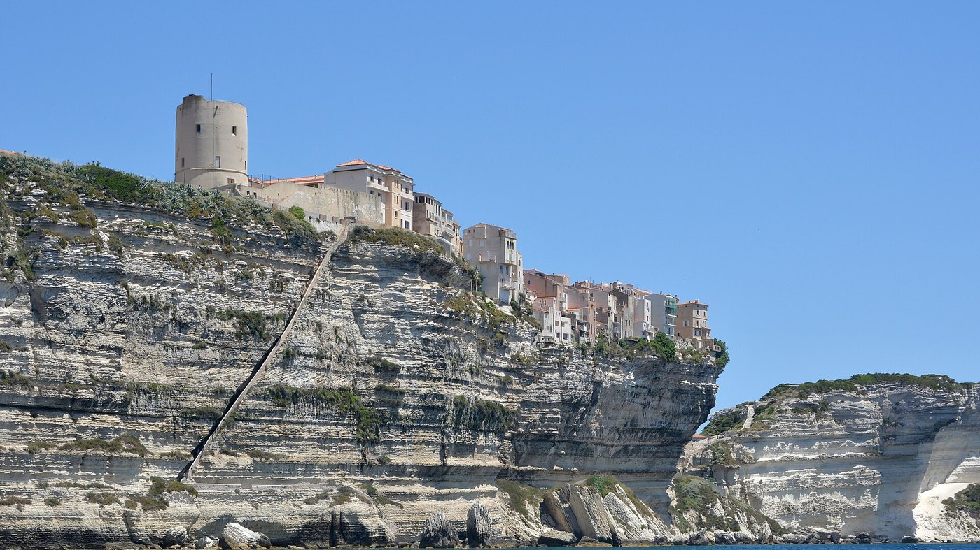 Falaises et village de Bonifacio en Corse
