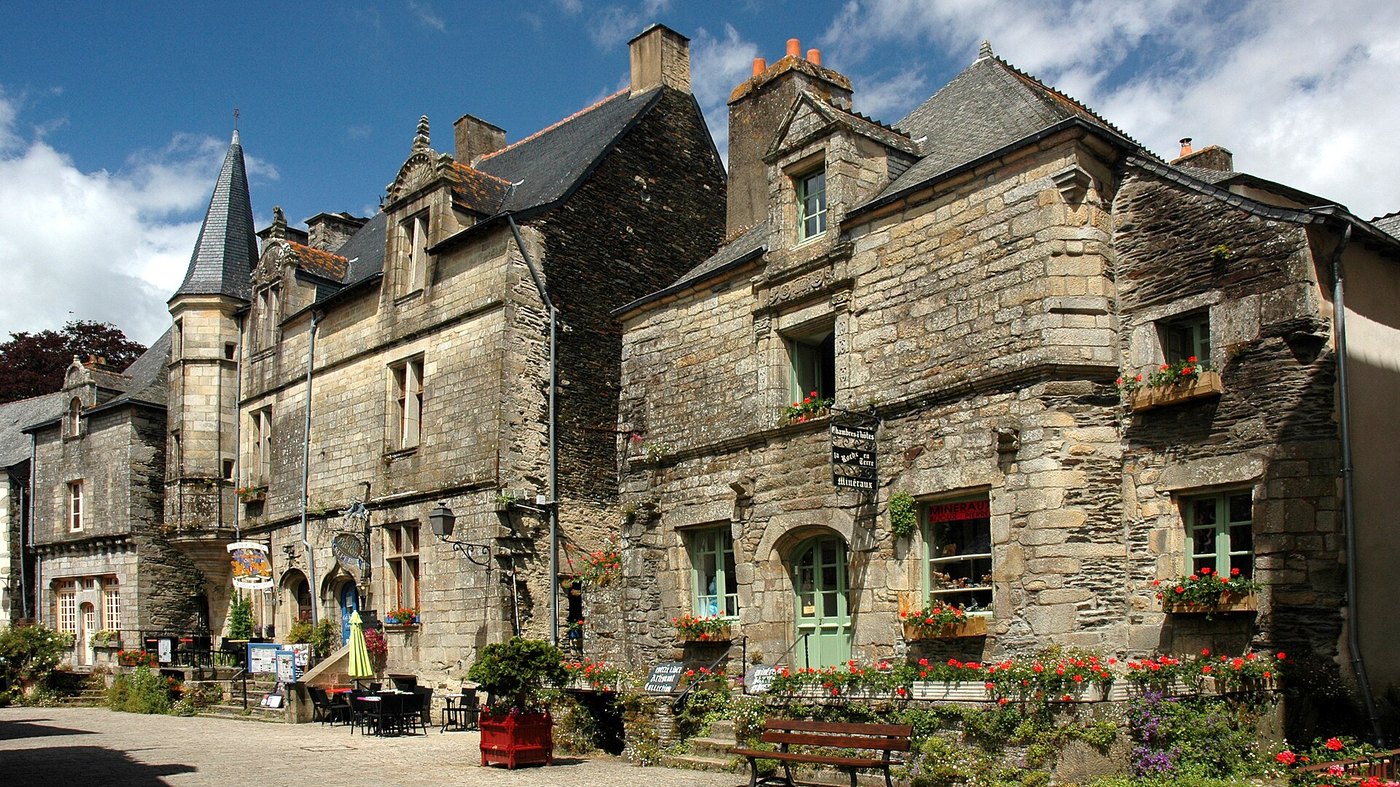 Village breton de granit fleuri