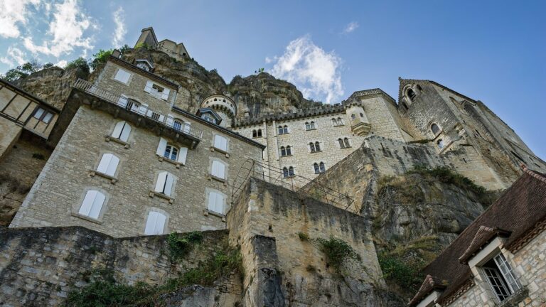 Le village de Rocamadour accroché à sa falaise