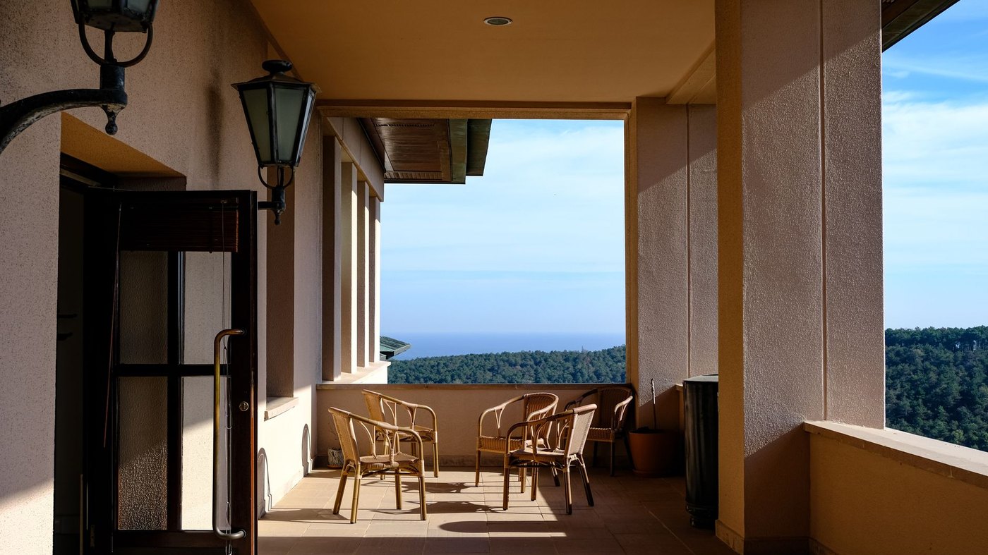 Terrasse d'une chambre d'hôtes avec vue au soleil