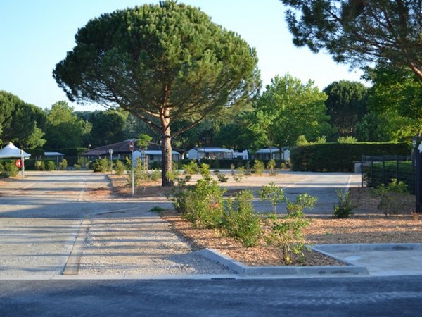 AIRE DE SERVICES POUR CAMPING-CARS