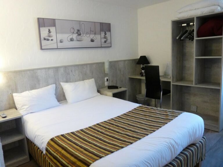 BRIT HOTEL BOSQUET