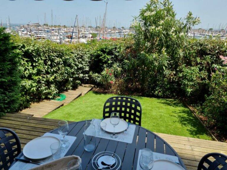 2/4 personnes – Avec jardin face à la mer et au port – Wifi – Ménage et Linge compris