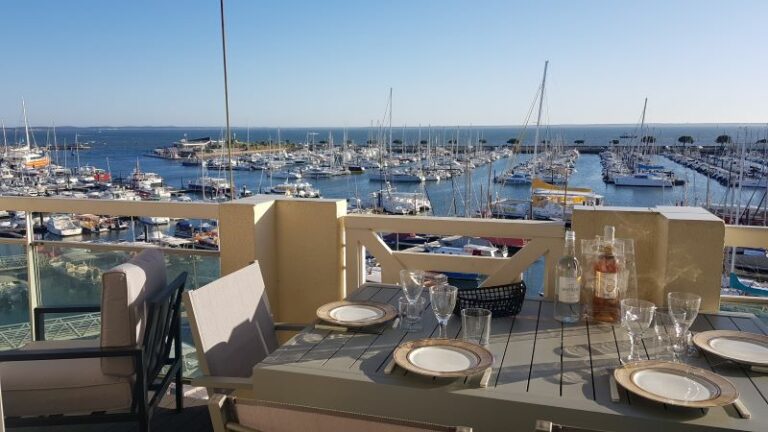 4/6 personnes – Face à la mer et au port – Vue à 180° – Linge et Ménage compris -Wifi