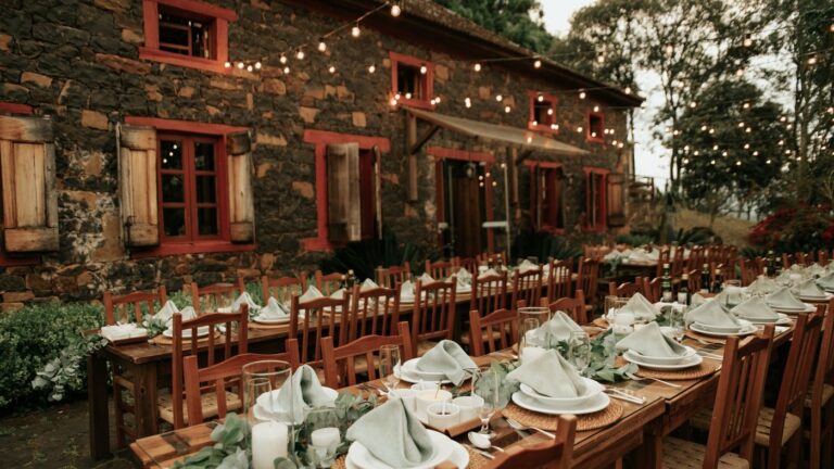Table d'hôtes conviviale dressée pour un dîner en chambre d'hôtes