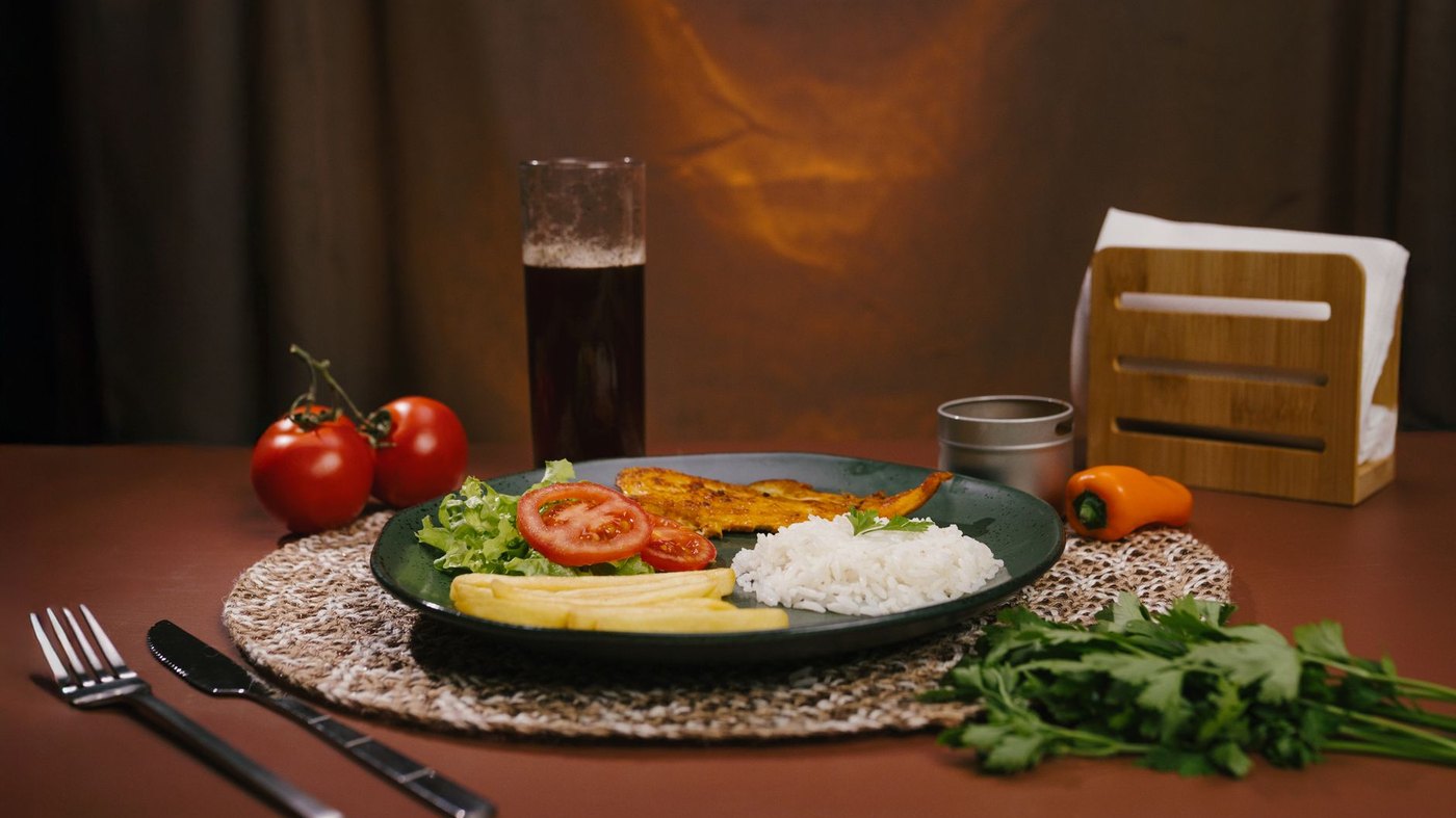 Plat fait maison à base de produits locaux servi à la table d'hôtes