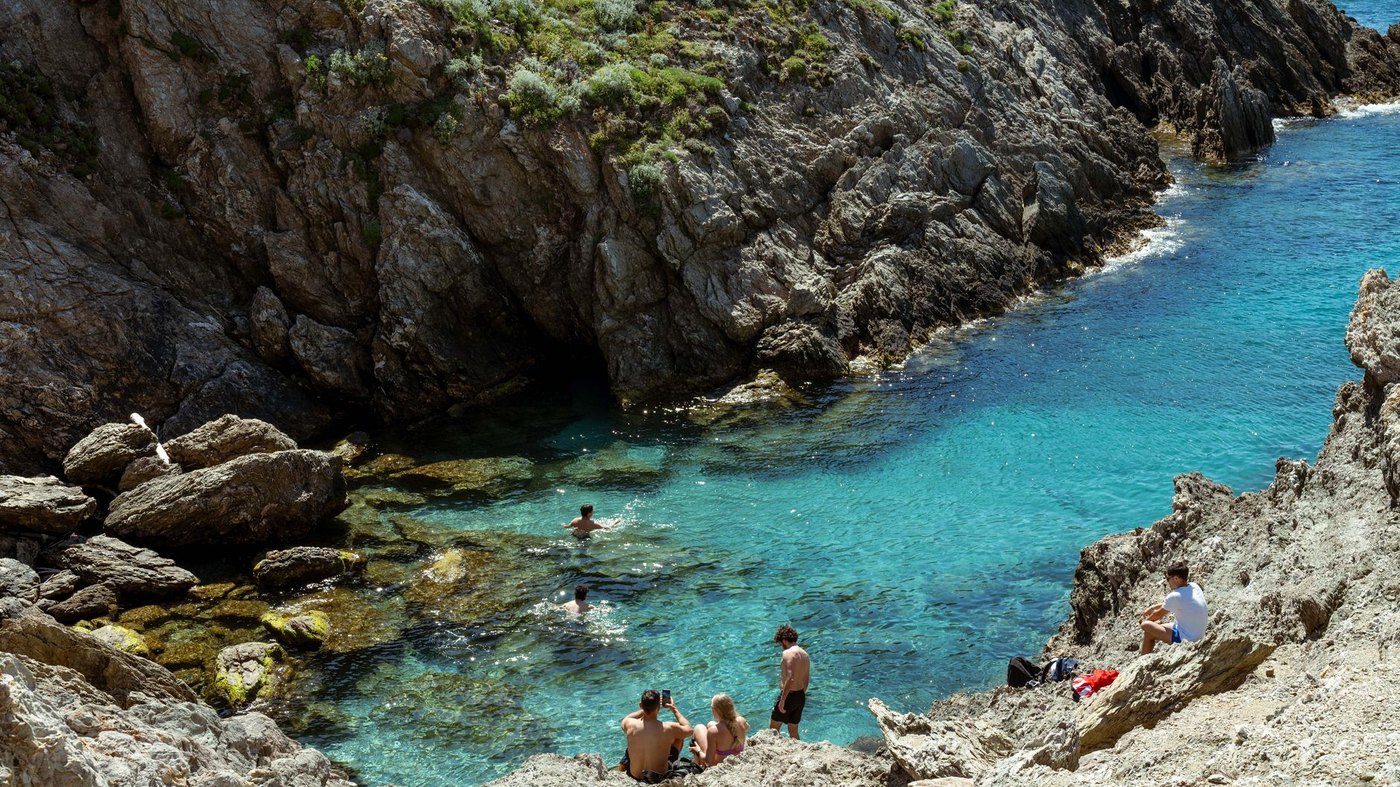 Crique aux eaux turquoise sur le littoral français