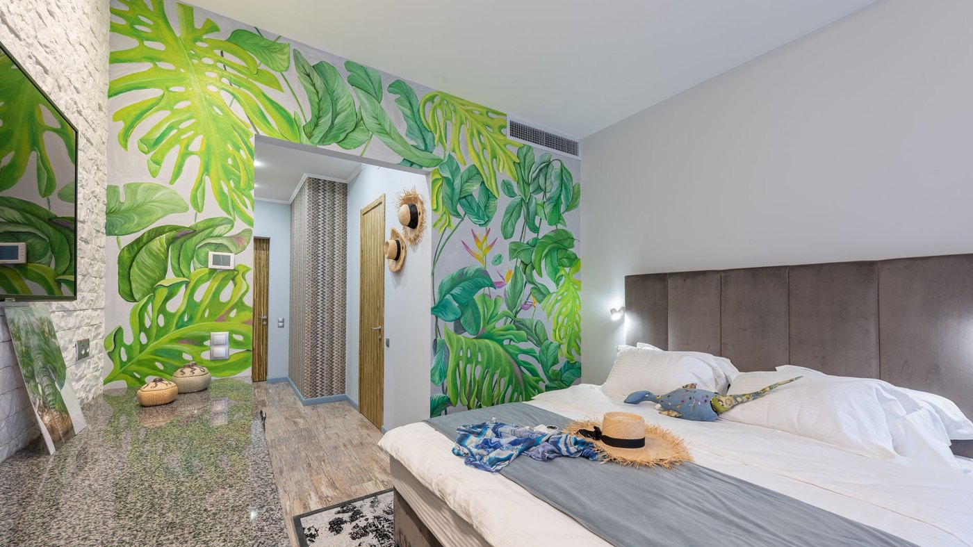 Chambre d'hôtel moderne et fonctionnelle