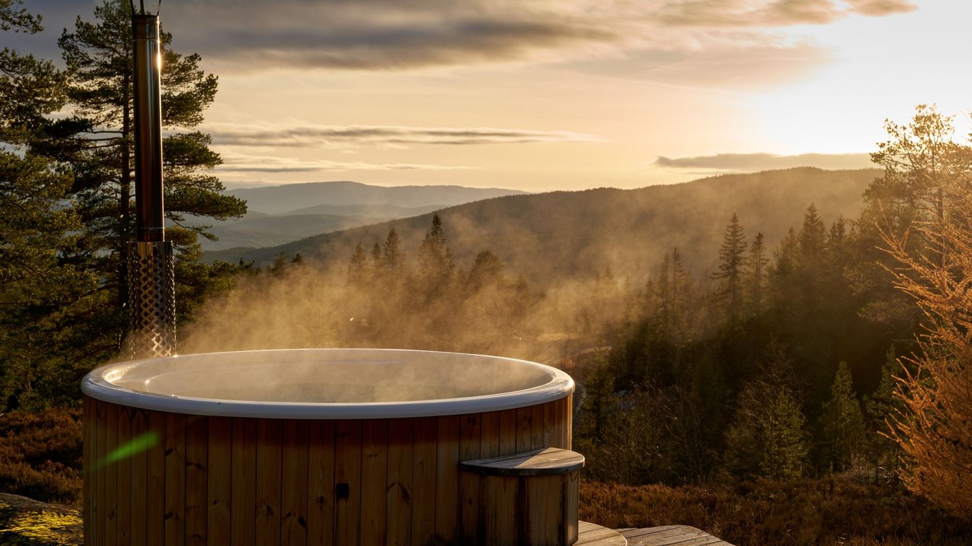 Bain nordique en bois en extérieur dans la nature