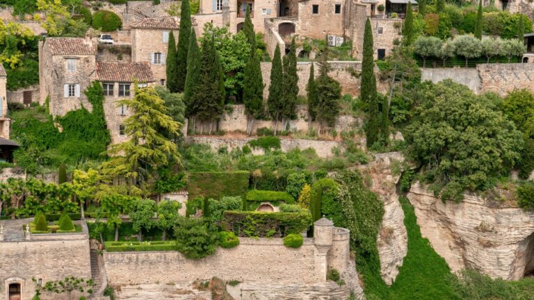 Maison de campagne en pierre avec jardins