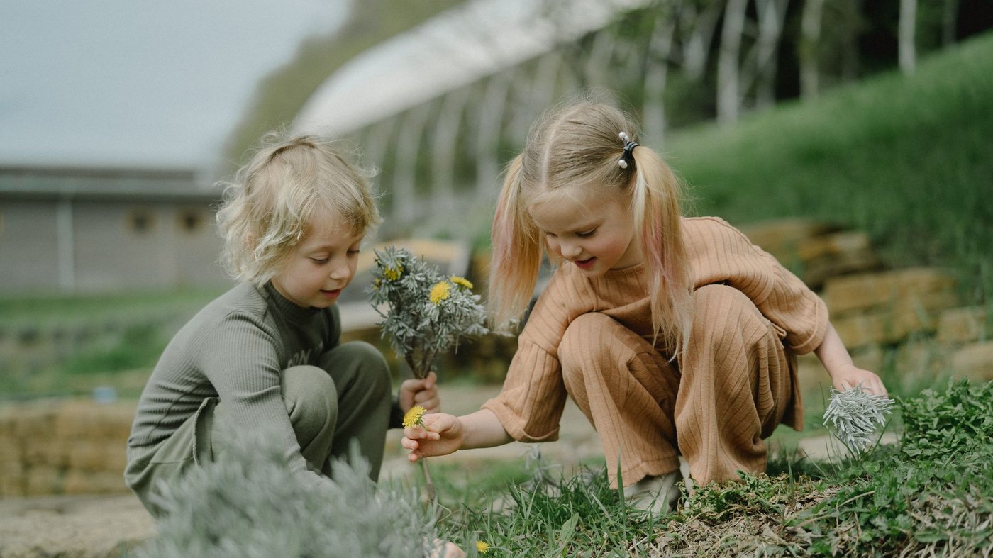 Enfants jouant dans le jardin d'une maison à la campagne