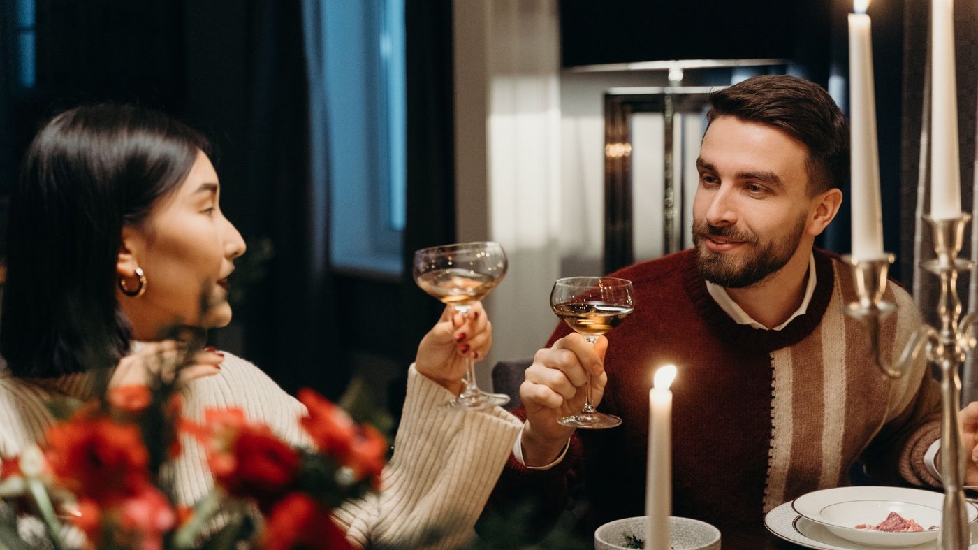 Couple profitant d'un coucher de soleil lors d'un week-end en amoureux