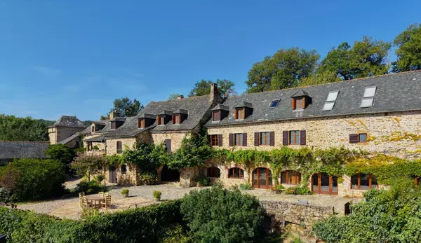 La demeure en pierre de Les Gardes à Najac, entre architecture de caractère, terrasses et nature.